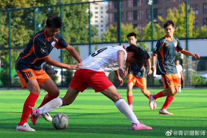 足球赛场胜负悬殊,球员斗志昂扬怎么办